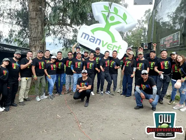 Equipo de la empresa Manvert junto a su inflable en el campo de Quito Woodsball tras su jornada de team building