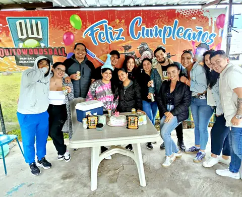 Cumpleaños de adultos con torta bajo la carpa del campo