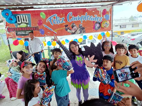 Fiesta de cumpleaños con animadora, globos y niños celebrando