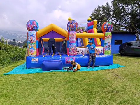 Inflable para niños en el área verde, uno de los extras para cumpleaños