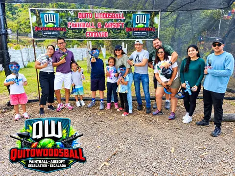 Familias con niños jugando gelblaster en Quito Woodsball