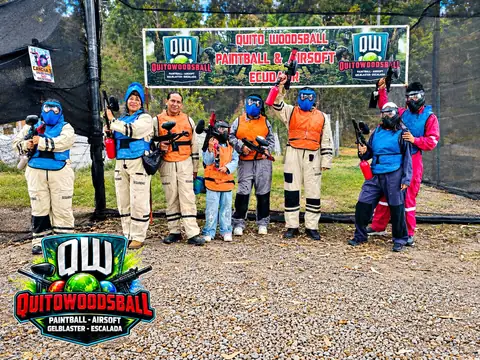 Grupo familiar con niños y adultos listos para jugar paintball