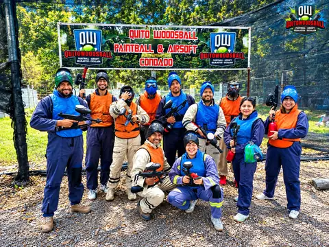 Grupo de adultos sonriendo con equipo completo en El Condado